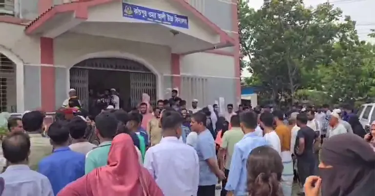 ভুল প্রশ্নে এসএসসি পরীক্ষা নেয়ার শিক্ষার্থীদের ক্ষোভ